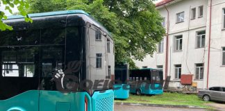 Curtea spitalului din Bumbești Jiu – parcare pentru autobuzele electrice!