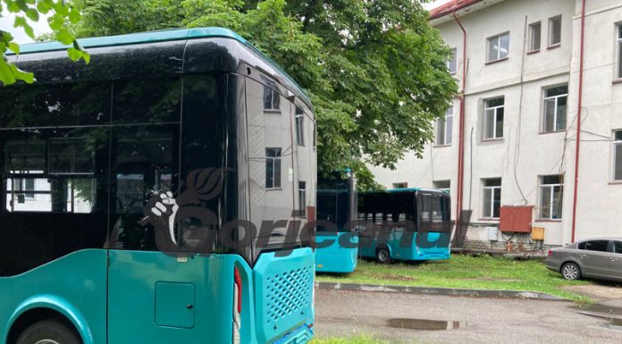 Curtea spitalului din Bumbești Jiu – parcare pentru autobuzele electrice!
