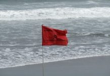 Turiștii de pe litoral nu au voie să intre în mare. A fost arborat steagul roșu