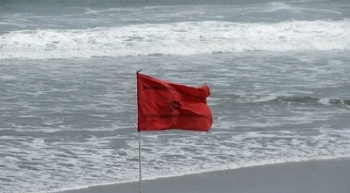 Turiștii de pe litoral nu au voie să intre în mare. A fost arborat steagul roșu