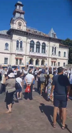 VIDEO: Ziua Națională a Ambulanței, la Târgu Jiu. Zeci de oameni în Piața Prefecturii