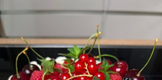 VIDEO: Rețeta săptămânii – Fabiskitchen: Tort Plavova cu fructe. Răcoros!