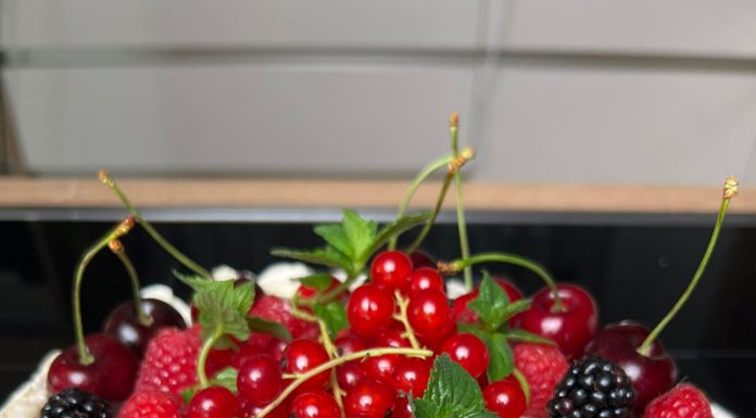 VIDEO: Rețeta săptămânii – Fabiskitchen: Tort Plavova cu fructe. Răcoros!