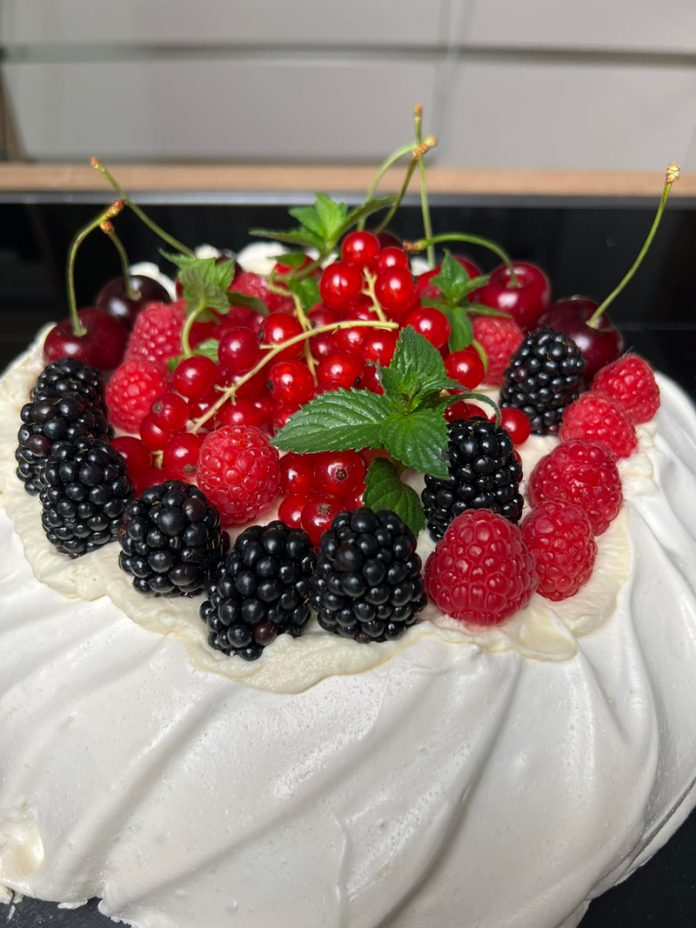 VIDEO: Rețeta săptămânii – Fabiskitchen: Tort Plavova cu fructe. Răcoros!