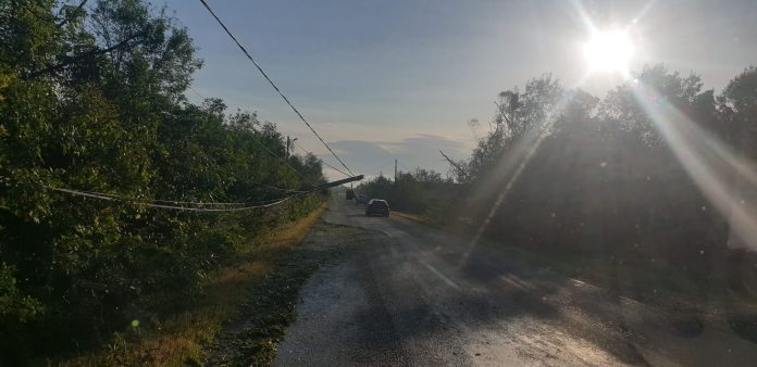 FOTO, VIDEO| Stâlp de electricitate doborât, pe DN 67