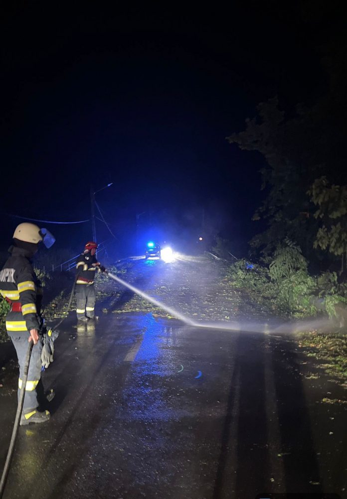 FOTO, VIDEO| Gorj, furtună puternică azi-noapte: Zeci de copaci rupți, case afectate. 19 situații de urgență!