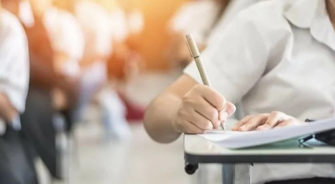 Elevii de 10, premiați de Primăria Târgu Jiu