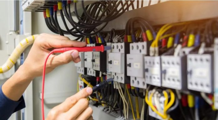 Românii au stat fără curent, în medie, patru ore, în 2022