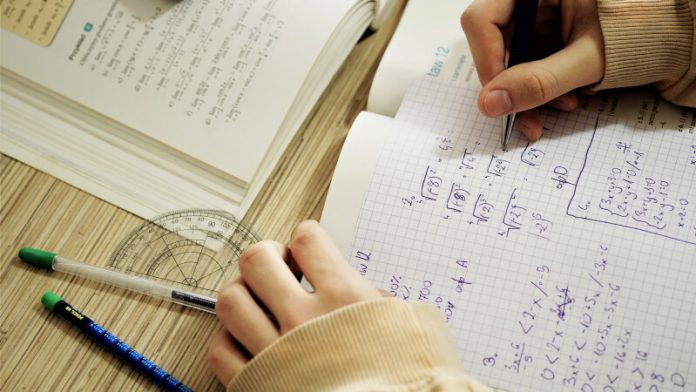 Ierarhia mediilor de admitere la liceu. 3 la Evaluarea Națională, 9 în gimnaziu!