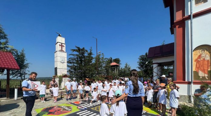 Polițiștii, alături de copiii din Țicleni, la GorjFest