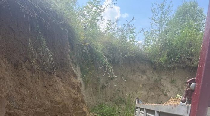 Bărbat mort după ce a fost prins sub un mal de pământ