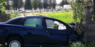 După distracția din bar, „a parcat” mașina în gardul vecinului