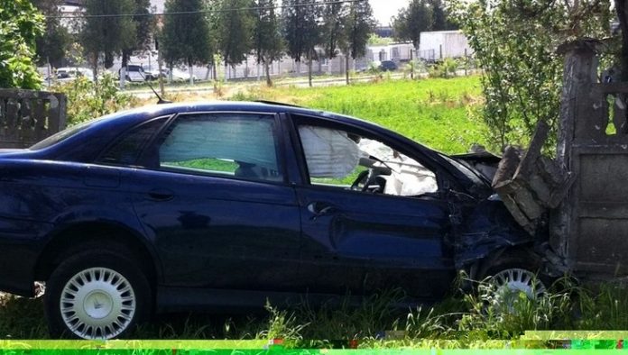 După distracția din bar, „a parcat” mașina în gardul vecinului