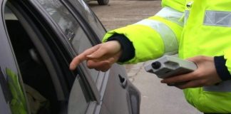 A amestecat vinul cu țuica și s-a urcat la volan. Cum l-au prins polițiștii!