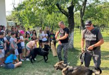 Polițiștii, alături de copii în tabără