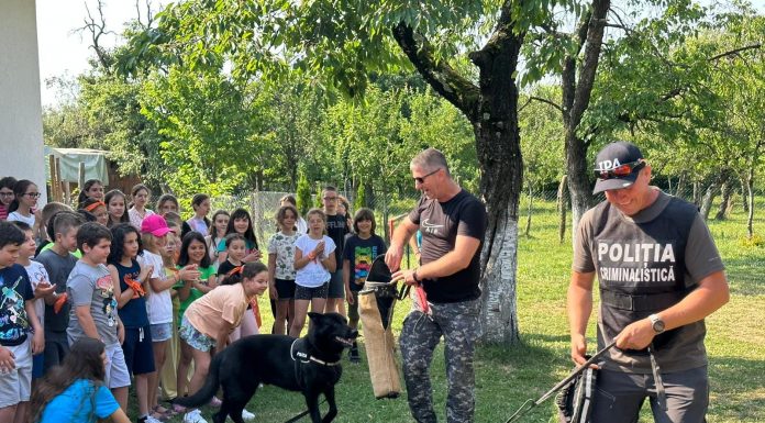 Polițiștii, alături de copii în tabără