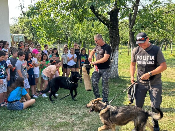 Polițiștii, alături de copii în tabără