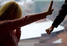 Soț violent, evacuat din locuință. Femeia, lovită cu piciorul în față