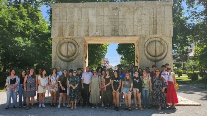 Facultatea de Teologie Ortodoxă din Craiova, un loc al întălnirii cu Dumnezeu, o poartă deschisă spre slujirea Domnului