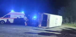Șoferul microbuzului răsturnat la Câlnic, care transporta mineri, în stare gravă. Nu a putut fi verificat cu alcooltestul