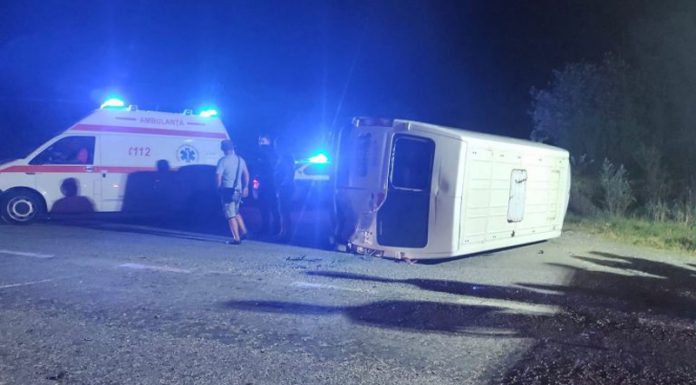 Șoferul microbuzului răsturnat la Câlnic, care transporta mineri, în stare gravă. Nu a putut fi verificat cu alcooltestul