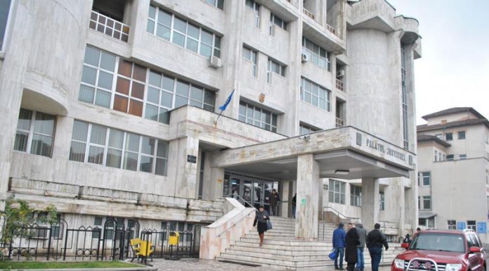 Au bătut un băiat cu dizabilități! Acum sunt judecați