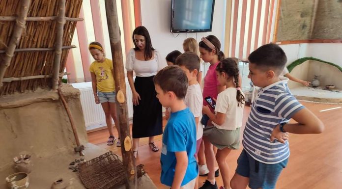 Copiii au devenit restauratori în laboratorul Muzeului „Alexandru Ștefulescu”