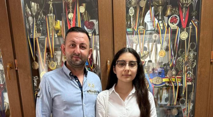 Elevă cu media 10 la Evaluarea Națională, premiată de Primăria Rovinari