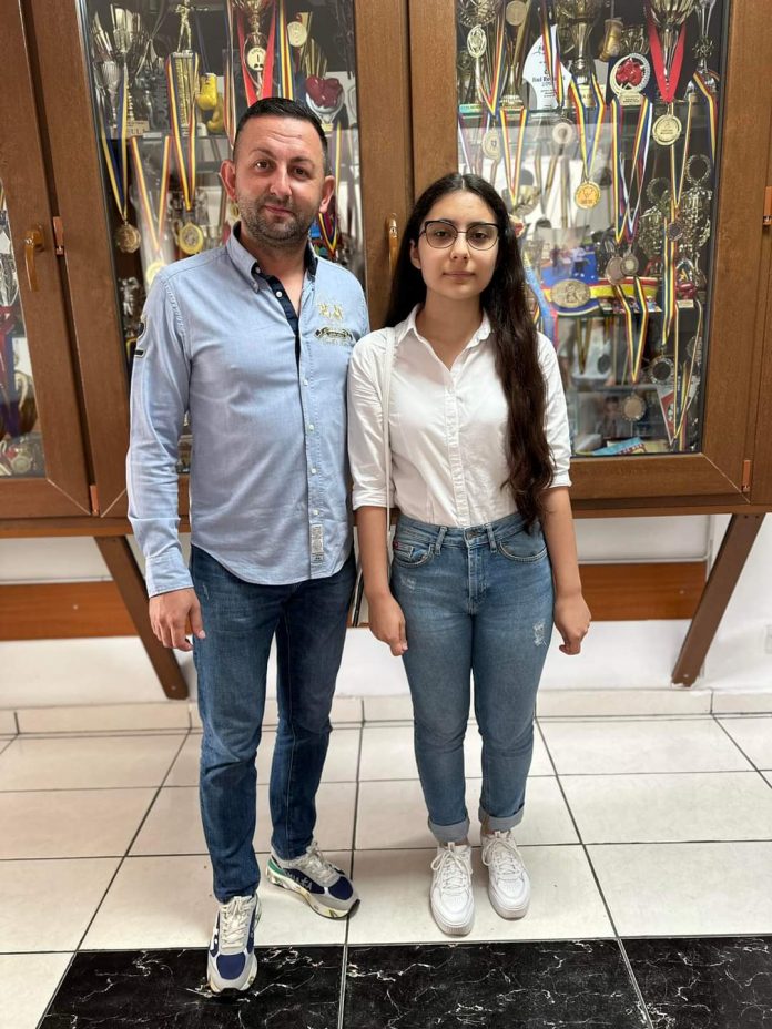 Elevă cu media 10 la Evaluarea Națională, premiată de Primăria Rovinari