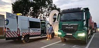 Pericol pe drumurile publice! Autocamioane supraîncărcate cu lemn, imobilizate de inspectorii ISCTR! Marfa aparținea unei firme al cărui patron este cercetat în dosarul ,,Mafia pădurilor”!