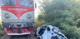 Șofer de ambulanță, mort în accident de tren! A lovit locomotiva în plin!