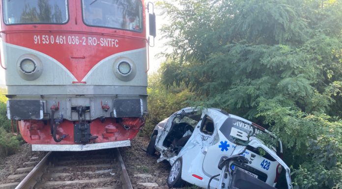 Șofer de ambulanță, mort în accident de tren! A lovit locomotiva în plin!