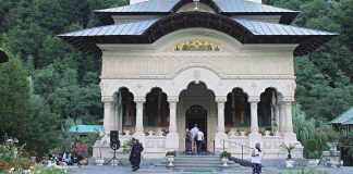Mitropolitul Olteniei a oficiat Sfânta Liturghie la Hramul «Schimbarea la Faţă a Domnului», la Mănăstirea Lainici, Gorj (I) – ,,Pe Muntele Taborului, firea dumnezeiască pătrunde firea omenească a Mântuitorului Iisus Hristos întrutotul, adică, dumnezeirea pătrunde firea omenească”!
