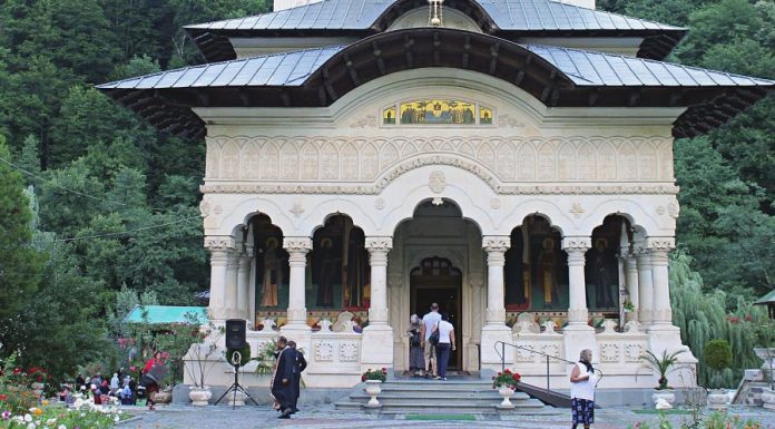 Mitropolitul Olteniei a oficiat Sfânta Liturghie la Hramul «Schimbarea la Faţă a Domnului», la Mănăstirea Lainici, Gorj (I) – ,,Pe Muntele Taborului, firea dumnezeiască pătrunde firea omenească a Mântuitorului Iisus Hristos întrutotul, adică, dumnezeirea pătrunde firea omenească”!