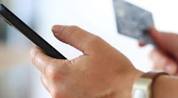 I-a luat unei femei 59.000 de lei de pe card, accesând ilegal o aplicație bancară