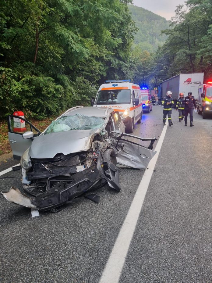 FOTO/VIDEO: Accident grav în Defileul Jiului. Multiple victime, una încarcerată
