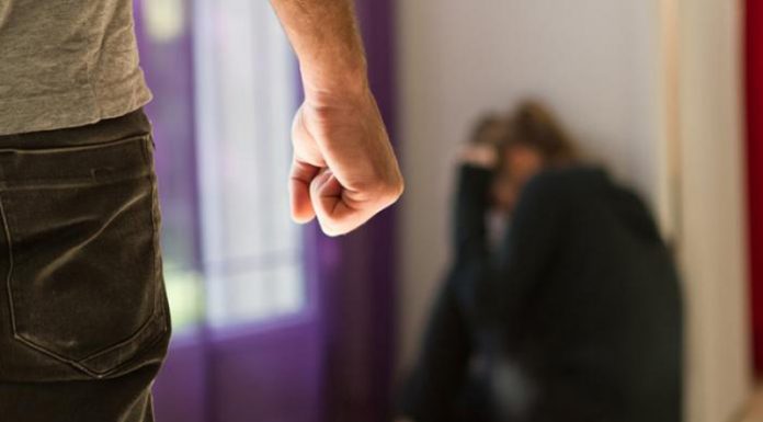 Bătută și șantajată cu pierderea custodiei fetiței!