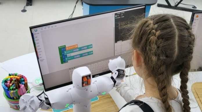 Săli de clase dotate cu echipamente IT. Finanțare prin PNRR, obținută de Consiliul Județean