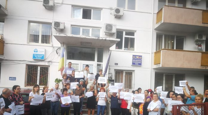 Salariații de la AJPIS și Casa de Pensii Gorj, protest spontan!