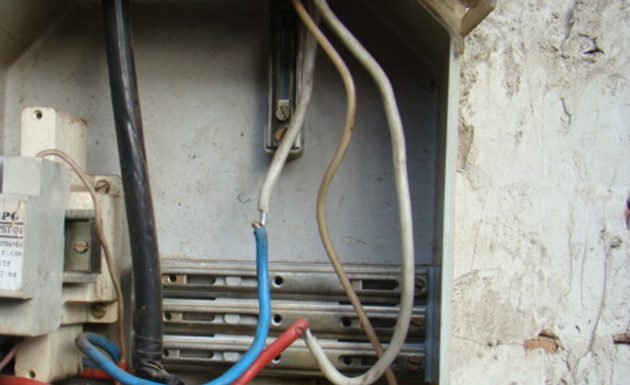 Amendată penal pentru furt de curent