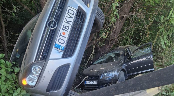 Scoarța: Accident grav, cu patru victime, între care și doi copii. Mașini răsturnate