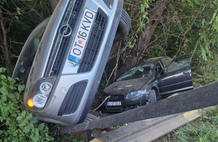 Scoarța: Accident grav, cu patru victime, între care și doi copii. Mașini răsturnate