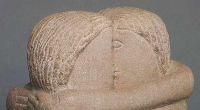 „Sărutul” lui Brâncuși a ajuns la București