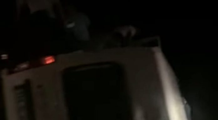 FOTO: Microbuz cu mineri, răsturnat la Câlnic!