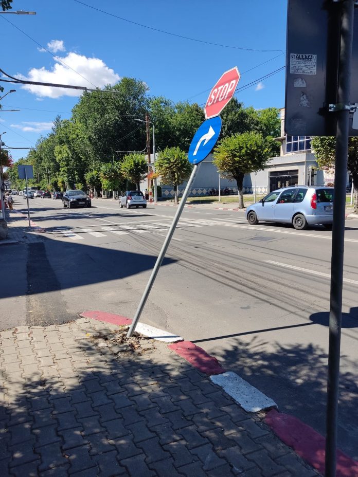 Amendat cu 500 de lei pentru distrugerea unui indicator rutier