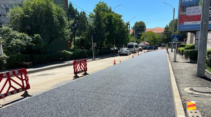 Târgu Jiu: Continuă lucrările de asfaltare pe bulevardul Nicolae Titulescu