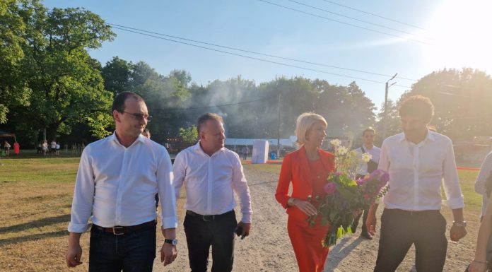 FOTO: Ministrul Raluca Turcan, la Festivalul de Artă de la Peștișani