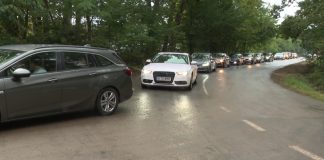 Nebunie la Tismana! Mașinile – bară la bară! Cu miile!