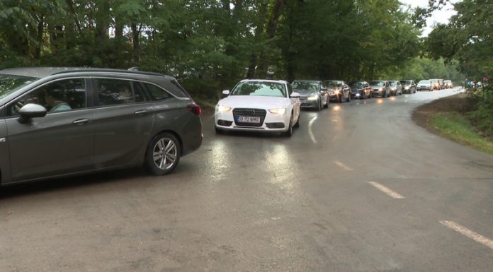 Nebunie la Tismana! Mașinile – bară la bară! Cu miile!