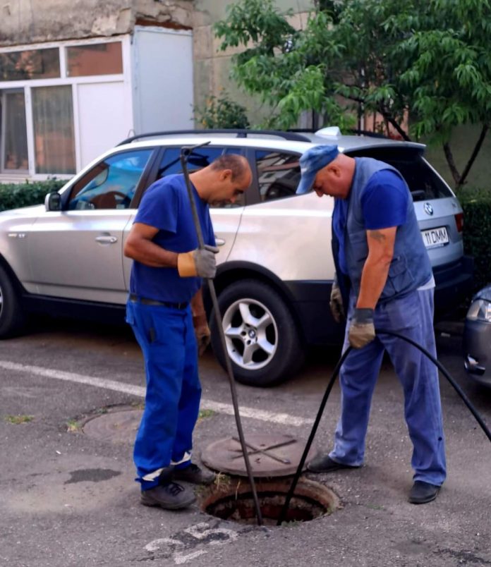 Aparegio: Lucrări de curățare a căminelor de apă de pe două străzi din Târgu Jiu